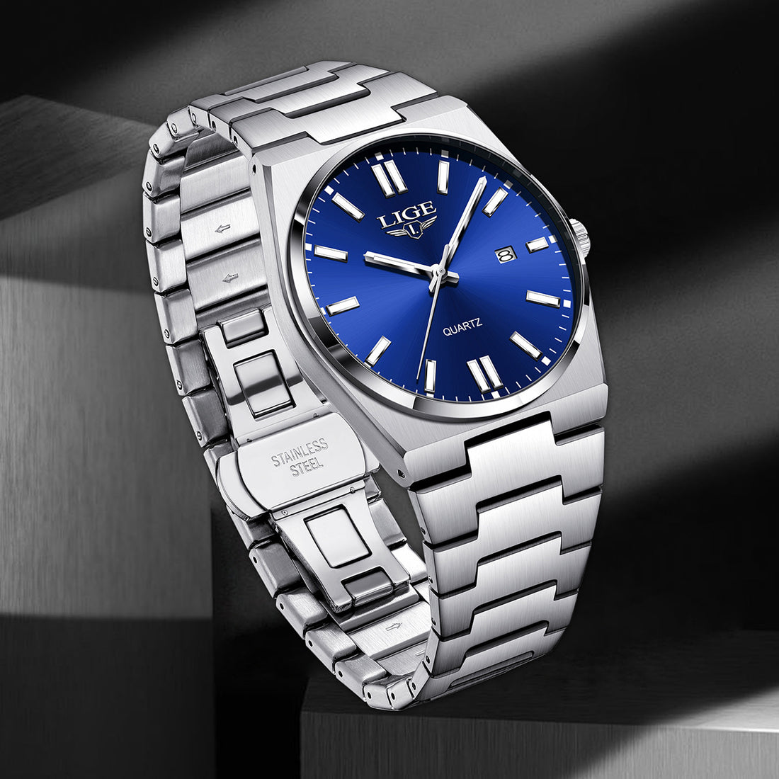 Waterproof luminous quartz calendar wristwatch dial and calendar detail