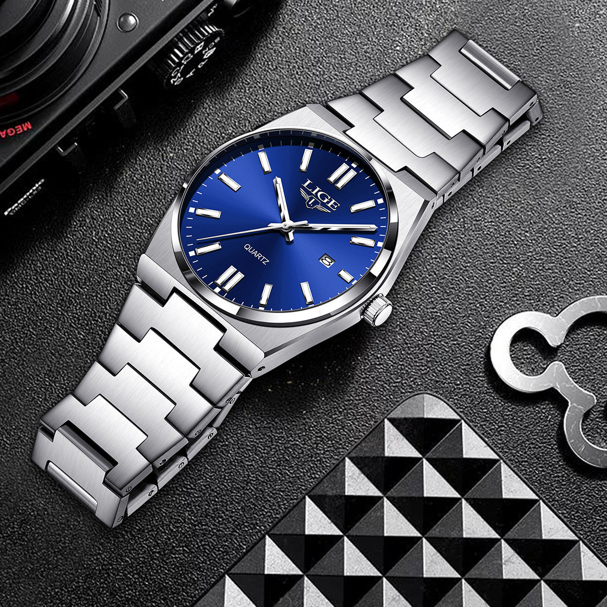 Waterproof luminous quartz calendar wristwatch dial and calendar detail
